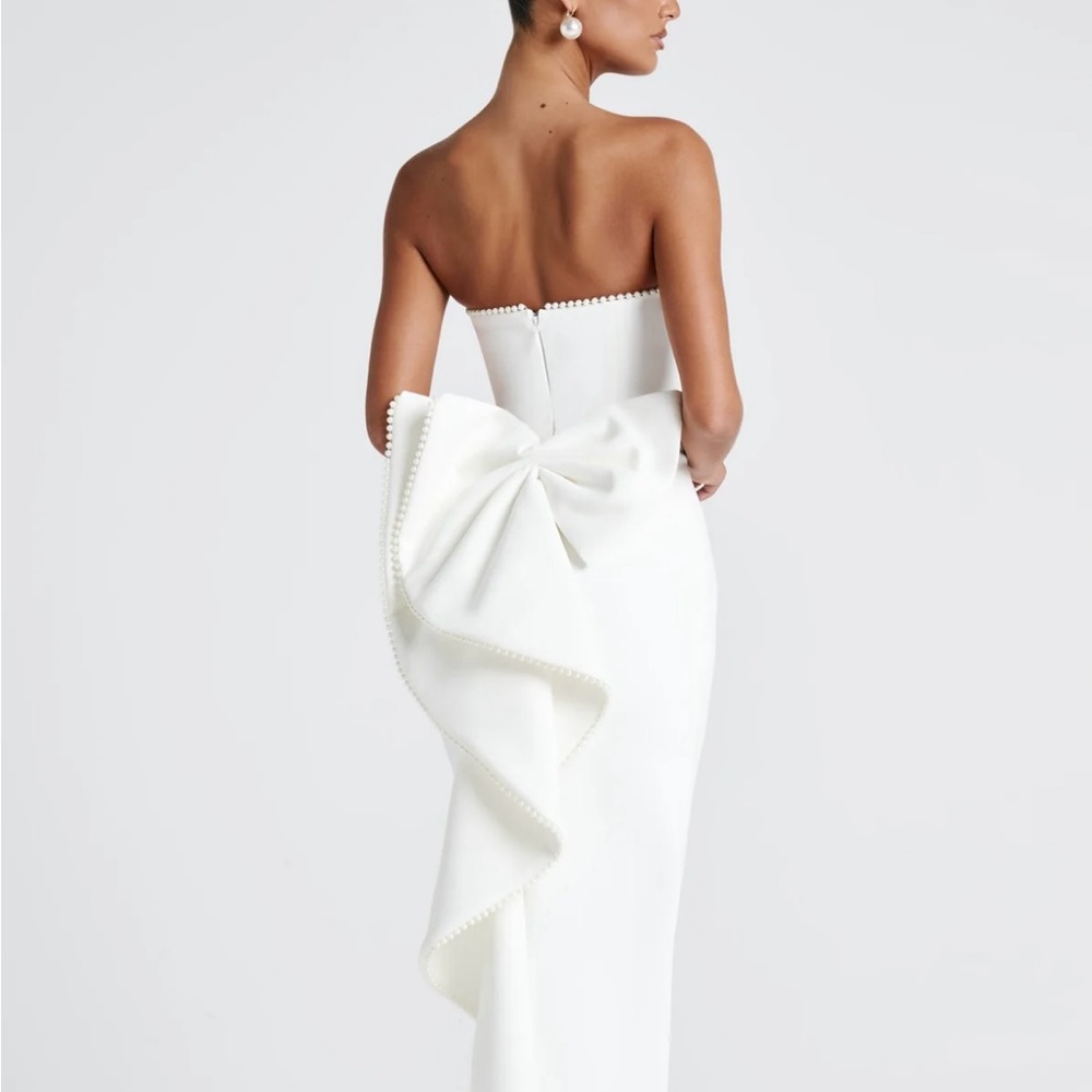 Chic Strapless White Dress with Elegant Bow